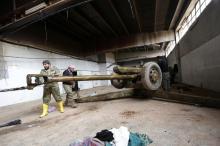 Rebel fighter clean a weapon in al-Rai town, northern Aleppo countryside, Syria, December 25, 2016. PHOTO BY REUTERS/Khalil Ashawi