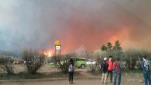 Students from Fort McMurray Composite High School are released early as wildfire burns nearby in Fort McMurray, Alberta, May 3, 2016. PHOTO BY REUTERS
