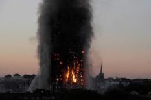 Flames and smoke billow as firefighters deal with a serious fire in the Grenfell Tower apartment block at Latimer Road in West London, Britain, June 14, 2017. PHOTO BY REUTERS/Toby Melville