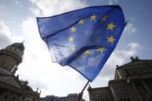Participant of the Pro-Europe "Pulse of Europe" movement waves European Union flag during a protest at Gendarmenmarkt square in Berlin, Germany, April 2, 2017. PHOTO BY REUTERS/Fabrizio Bensch