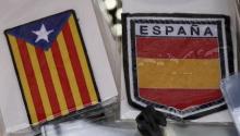 Souvenirs of a Spanish flag and an "Estelada" flag, a symbol of Catalonian pro-independence, are seen at a kiosk in Barcelona, Spain, September 26, 2015. PHOTO BY REUTERS/Andrea Comas