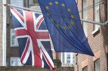 The Union Flag flies next to the European Flag outside the European Commission building in central London, May 25, 2014. PHOTO BY REUTERS/Neil Hall 