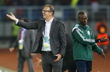 Tunisian coach Georges Leekens (L) reacts during the quarter-final soccer match of the 2015 African Cup of Nations between Tunisia and Equatorial Guinea in Bata, January 31, 2015. PHOTO BY REUTERS/Mike Hutchings