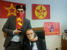 A gunman poses with Prosecutor Mehmet Selim Kiraz with a gun on his head after being taken hostage in his office in a court house in Istanbul, March 31, 2015. PHOTO BY REUTERS/Halkin Sesi TV