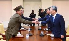 South Korean National Security Adviser Kim Kwan-jin (R), South Korean Unification Minister Hong Yong-pyo (2nd R), Secretary of the Central Committee of the Workers' Party of Korea Kim Yang Gon (2nd L), and the top military aide to the North's leader Kim Jong Un Hwang Pyong-so (L), shake hands, August 22, 2015. PHOTO BY REUTERS/the Unification Ministry