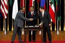 China's President Xi Jinping (R) shakes hands Swaziland's King Mswati III (L) as Indonesia's President Joko Widodo (C) looks on after the signing ceremony of the Bandung Message marking the 60th Asian-African Conference Commemoration at Gedung Merdeka in Bandung, West Java, April 24, 2015. PHOTO BY REUTERS/Bagus Indahono