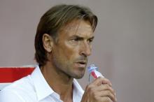 Herve Renard watches during their French Ligue 1 soccer match against Paris Saint Germain at the Pierre Mauroy stadium in Villeneuve d'Ascq near Lille, August 7, 2015. PHOTO BY REUTERS/Pascal Rossignol