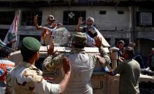 Displaced civilians wave to soldiers after they are rescued by Iraqi security forces at Old City in western Mosul, Iraq, June 23, 2017. PHOTO BY REUTERS/Erik De Castro