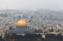 Birds fly on a foggy day near the Dome of the Rock, located in Jerusalem's Old City on the compound known to Muslims as Noble Sanctuary and to Jews as Temple Mount, Jerusalem, January 2, 2018. PHOTO BY REUTERS/Ammar Awad