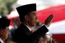 Indonesian President Joko Widodo salutes during celebrations for Indonesia's 70th Independence Day at the Presidential Palace in Jakarta, August 17, 2015. PHOTO BY REUTERS/Beawiharta