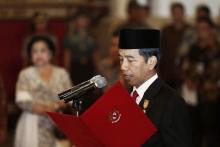 Indonesia's President Joko Widodo swears in Basuki Tjahaja Purnama as Jakarta governor at the Presidential palace in Jakarta, November 19, 2014. PHOTO BY REUTERS/Beawiharta