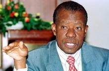 Former president of Botswana Ketumile Masire, speaks to the media at a news conference in Nairobi, Kenya, May 16, 2000. PHOTO BY REUTERS/Antony Njuguna