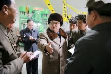 North Korean leader Kim Jong Un (C) speaks during a visit to the Sinhung Machine Plant in this undated photo released by North Korea's Korean Central News Agency (KCNA) in Pyongyang, April 1, 2016. PHOTO BY REUTERS/KCNA