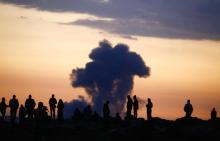 Turkish Kurds watch the smoke rises from Syrian town of Kobani near the Mursitpinar border crossing, on the Turkish-Syrian border in the southeastern town of Suruc in Sanliurfa province, October 18, 2014. PHOTO BY REUTERS/Kai Pfaffenbach