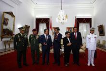 (L-R) Indonesian military chief General Gatot Nurmantyo, Malaysian Armed Forces General Tan Sri Zulkifeli Mohd , Malaysia's Foreign Minister Dato Sri Anifah Aman, Indonesia's President Joko Widodo, Indonesia's Foreign Minister Retno Marsudi, Philippine's Foreign Minister Jose Rene Almendras, and Philippine's Navy Chief Admiral Caesar C. Taccad chat before a meeting at The Gedung Agung in Yogyakarta, Indonesia, May 5, 2016. PHOTO BY REUTERS/Andreas Fitri Atmoko
