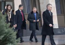 Former Ukrainian President Leonid Kuchma (2nd R) after arriving at Minsk's International Airport, January 31, 2015. PHOTO BY REUTERS/Vasily Fedosenko