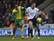 Norwich City's Leroy Fer (L) and Tottenham Hotspurs' Nabil Bentaleb fight for the ball during their English Premier League soccer match at Carrow Road in Norwich, east England