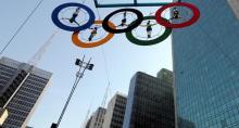 Acrobats perform on the Olympics rings at Paulista Avenue in Sao Paulo's financial center, Brazil, July 24, 2016. PHOTO BY REUTERS/Paulo Whitaker