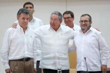 Cuba's President Raul Castro, (C), Colombia's President Juan Manuel Santos, (L), and FARC rebel leader Rodrigo Londono, better known by the nom de guerre Timochenko, pose for photos in Havana, September 23, 2015. PHOTO BY REUTERS/Alexandre Meneghini