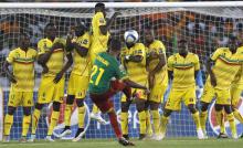 Mali players react as Cameroon's Aurelien Chedjou kicks during their Group D soccer match of the 2015 African Cup of Nations in Malabo, January 20, 2015. PHOTO BY REUTERS/Amr Abdallah Dalsh
