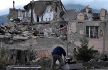 A man helps a woman in front of a collapsed building following an earthquake in Amatrice, central Italy, August 24, 2016. PHOTO BY REUTERS/Emiliano Grillotti