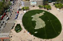 The shape of the Korean peninsula is seen on the lawn in front of City Hall ahead of the upcoming summit between North and South Korea in Seoul, South Korea, April 25, 2018. PHOTO BY REUTERS/Jorge Silva