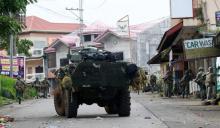 Members of Philippine Marines advance their positions as they prepare to assault the Maute group in Marawi City in southern Philippines, May 28, 2017. PHOTO BY REUTERS/Erik De Castro