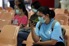 People wear masks to prevent contracting Middle East Respiratory Syndrome (MERS) at the Bamrasnaradura Infectious Diseases Institute in Nonthaburi province, on the outskirts of Bangkok, Thailand, June 19, 2015. PHOTO BY REUTERS/Chaiwat Subprasom