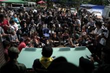 Members of the media attend a news conference about the death of a Thai rescue diver after he fell unconscious during part of an operation, in front of the Tham Luang cave complex, where 12 boys and their soccer coach are trapped, in the northern province of Chiang Rai, Thailand, July 6, 2018. PHOTO BY REUTERS/Athit Perawongmetha