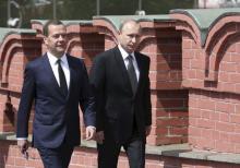 Russian President Vladimir Putin (R) and Prime Minister Dmitry Medvedev walk to attend a wreath-laying ceremony at the Tomb of the Unknown Soldier in central Moscow, Russia, June 22, 2015. PHOTO BY REUTERS/Ekaterina Shtukina