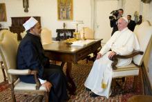 Pope Francis talks with Sheikh Ahmed Mohamed el-Tayeb (L), Egyptian Imam of al-Azhar Mosque at the Vatican, May 23, 2016. PHOTO BY REUTERS/Osservatore Romano