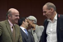 Spain's Finance Minister Luis De Guindos (L) chats with Greece Finance Minister Yanis Varoufakis during an extraordinary euro zone Finance Ministers meeting (Eurogroup) to discuss Athens' plans to reverse austerity measures agreed as part of its bailout, in Brussels, February 20, 2015. PHOTO BY REUTERS/Eric Vidal