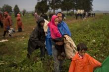 Migrants walk on a field, after they crossed the border with Serbia, near Tovarnik, Croatia, September 24, 2015. PHOTO BY REUTERS/Marko Djurica