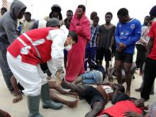 A member of Libyan Red Crescent checks a migrant after he was rescued by Libyan coast guard, in the city of Zawiya, Libya, March 20, 2017. PHOTO BY REUTERS/ Libyan Red Crescent