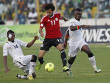 Mohamed Slah (C) of Egypt fights for the ball with Jerry Akaminki (L) and Rashid Sumaila of Ghana during their World Cup 2014 African zone qualifying soccer match at the Baba Yara Sports Stadium in Kumasi