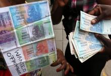 An illegal foreign currency trader counts notes at a local bus station in the capital Harare, Zimbabwe, November 18, 2016. PHOTO BY REUTERS/Philimon Bulawayo