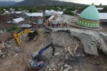 An aerial view of the collapsed Jamiul Jamaah mosque where rescue workers and soldiers search for earthquake victims in Pemenang, North Lombok, Indonesia August 8, 2018 in this photo taken by Antara Foto. PHOTO BY REUTERS/Antara Foto/Zabur Karuru