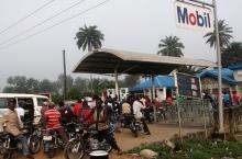 Motorists queue to buy petrol at a fuel station in Ahaoda in Nigeria's oil state in the Delta region. PHOTO BY REUTERS/Akintunde Akinleye