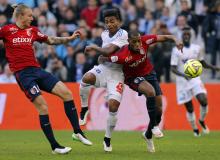 Olympique Marseille's Mario Lemina (C) challenges Lille's Simon Kjaer (L) and Djibril Sidibe during their French Ligue 1 soccer match at the Velodrome stadium in Marseille, December 21, 2014. PHOTO BY REUTERS/Jean-Paul Pelissier