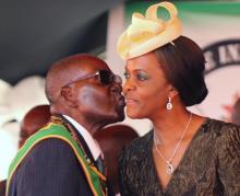 Zimbabwean President Robert Mugabe kisses his wife Grace at a rally to mark the country's 37th independence anniversary in Harare, Zimbabwe, April 18, 2017. PHOTO BY REUTERS/Philimon Bulawayo