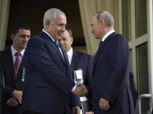 Russian President Vladimir Putin (R) shakes hands with Israeli Prime Minister Benjamin Netanyahu during a meeting in Sochi, Russia, August 23, 2017. PHOTO BY REUTERS/Sputnik/Alexei Nikolsky/Kremlin