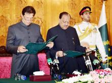 Cricketer-turned-politician Imran Khan (L) takes the oath of the Prime Minister from President Mamnoon Hussain at the Presid House in Islamabad, Pakistan, August 18, 2018. PHOTO BY REUTERS/Press Information Department (PID)