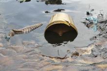 Crude oil flows at the banks of a river, after a Shell pipeline leaked, in the Oloma community in Nigeria's delta region, November 27, 2014. PHOTO BY REUTERS/Tife Owolabi