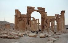 Tourists walk in the historical city of Palmyra, April 14, 2007. PHOTO BY REUTERS/Nour Fourat
