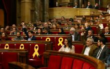 Parties' spokesmen signal their position ahead of the vote during a plenary session of the Catalonia's regional parliament in Barcelona, Spain, March 28, 2018. PHOTO BY REUTERS/Albert Gea