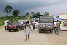 People wait to cross the border into Equatorial Guinea by car and by foot in Kye-Ossi, Cameroon, May 23, 2015. PHOTO BY REUTERS/Sylvain Andzongo