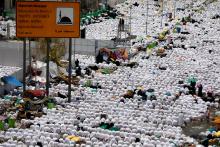 Muslim pilgrims pray outside Namira Mosque on the plains of Arafat during the annual haj pilgrimage, outside the holy city of Mecca, Saudi Arabia, August 20,2018. PHOTO BY REUTERS/Zohra Bensemra