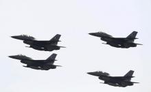 Pakistani F-16 fighter jets fly past during the Pakistan Day military parade in Islamabad, Pakistan, March 23, 2016. PHOTO BY REUTERS/Faisal Mahmood