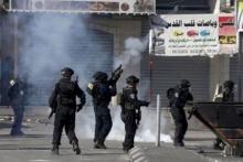 An Israeli border policeman fires teargas during clashes with Palestinian stone-throwers in the Shuafat refugee camp near Jerusalem, September 18, 2015. PHOTO BY REUTERS/Ammar Awad