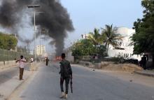 A Somali security officer walks towards the scene of an explosion in Mogadishu, Somalia, November 9, 2018. PHOTO BY REUTERS/Feisal Omar